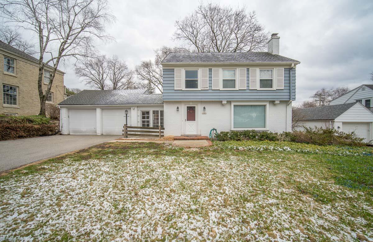10421 W Hillside Dr, Wauwatosa, WI 53222