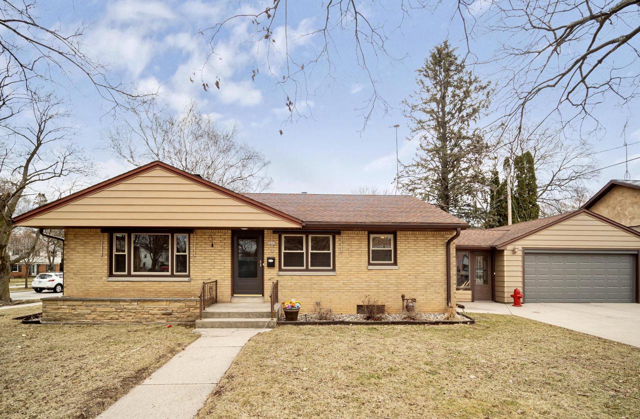2647 N 6th St, Sheboygan, WI 53083