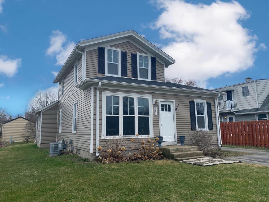 707 E Roland St, Oconomowoc, WI 53066