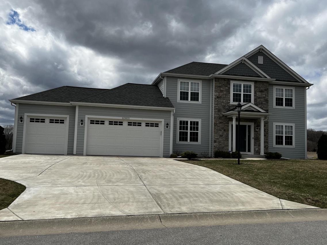 W275N351 Arrowhead Trl, Pewaukee, WI 53188