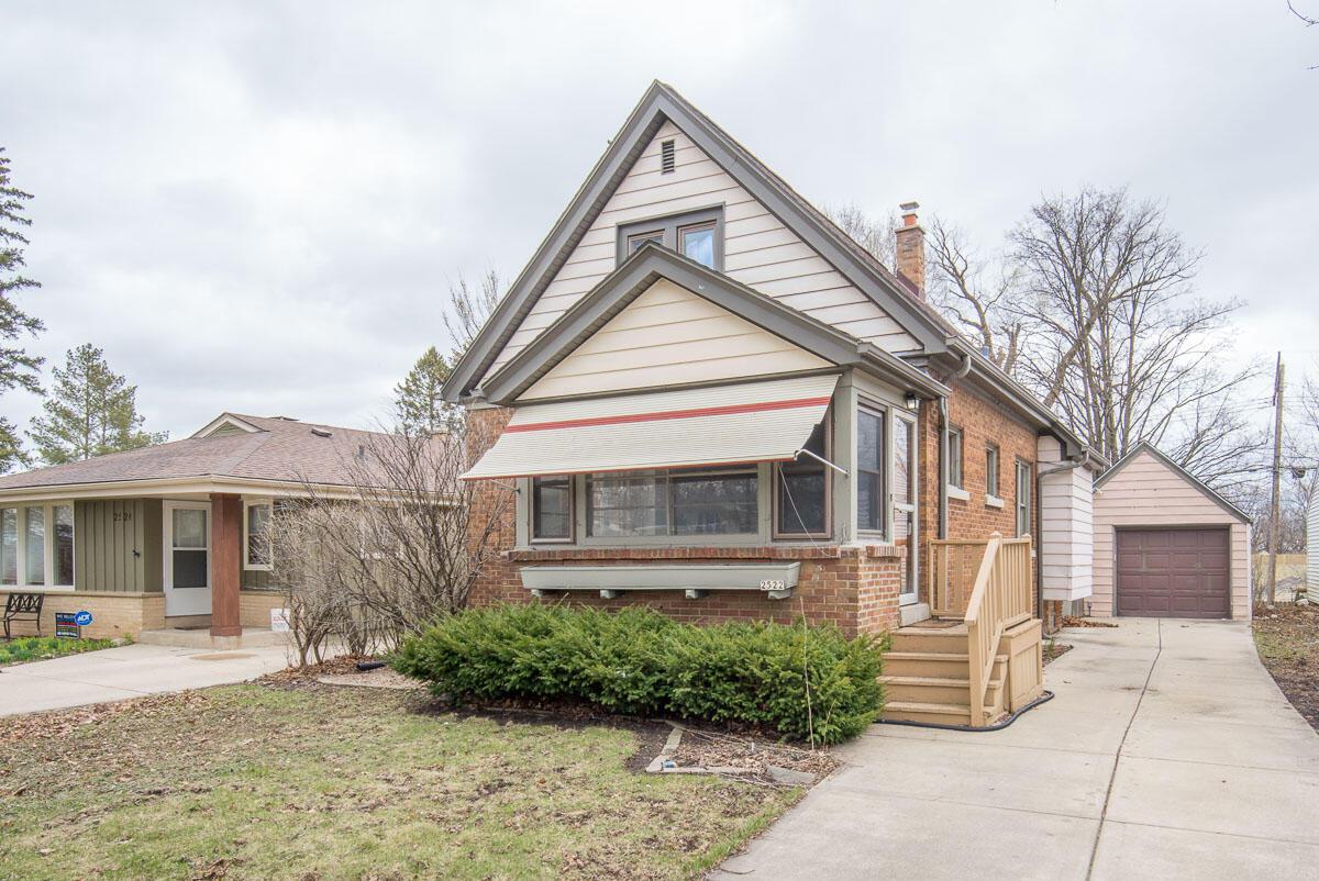 2522 N 114th St., Wauwatosa, WI 53226