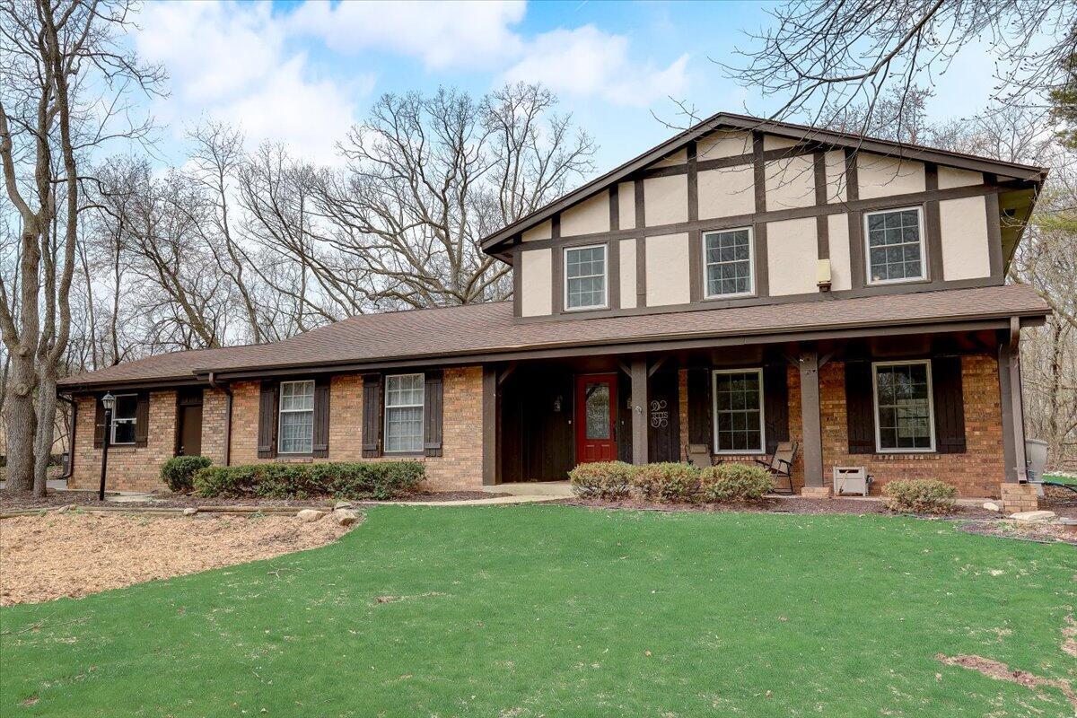 W237N965 Kings Dr, Waukesha, WI 53188