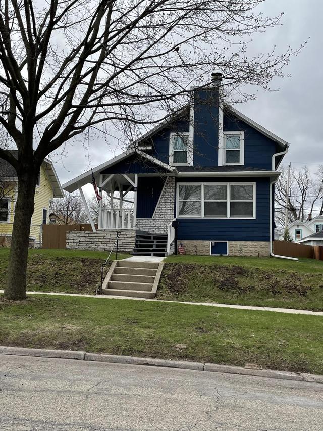 147 W Newhall Ave, Waukesha, WI 53186