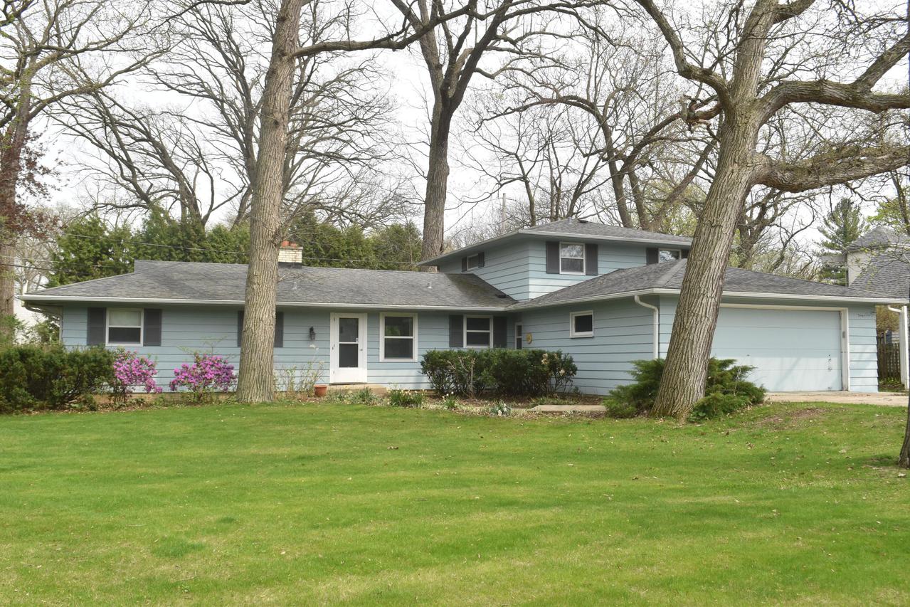 1532 N 124th St, Wauwatosa, WI 53226