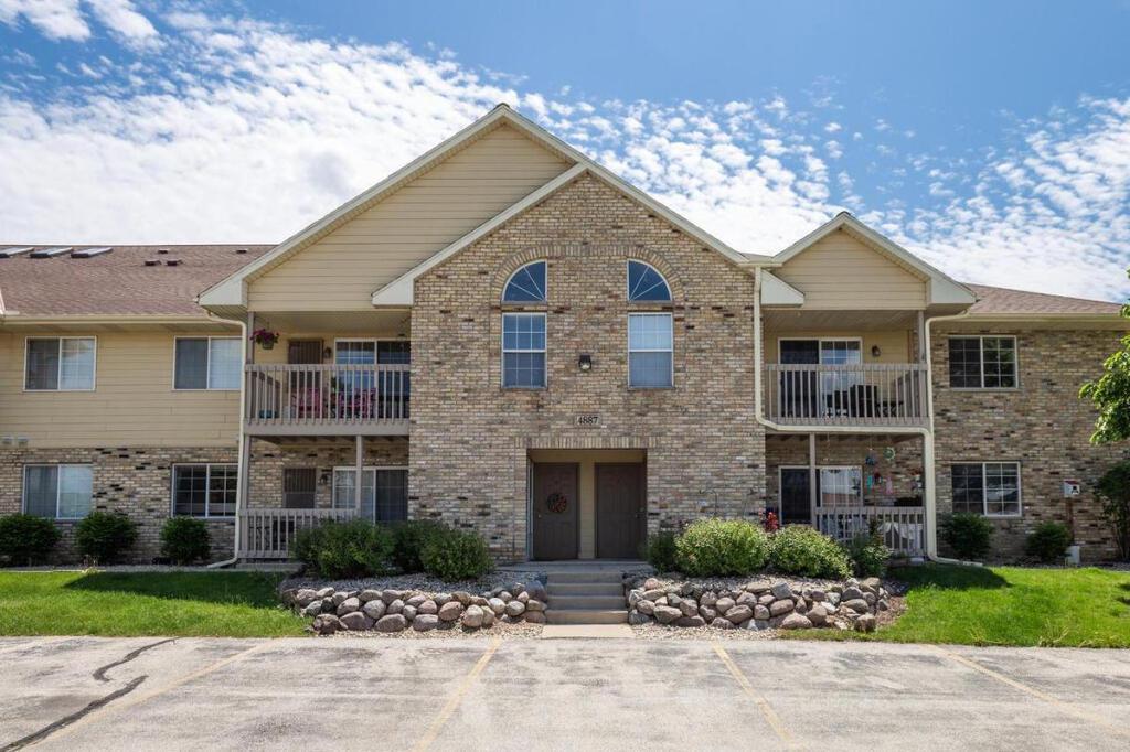 4887 Easy St. #Unit 4, Hartland, WI 53029