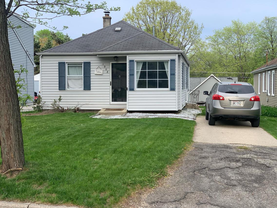 1908 N 118th St, Wauwatosa, WI 53226