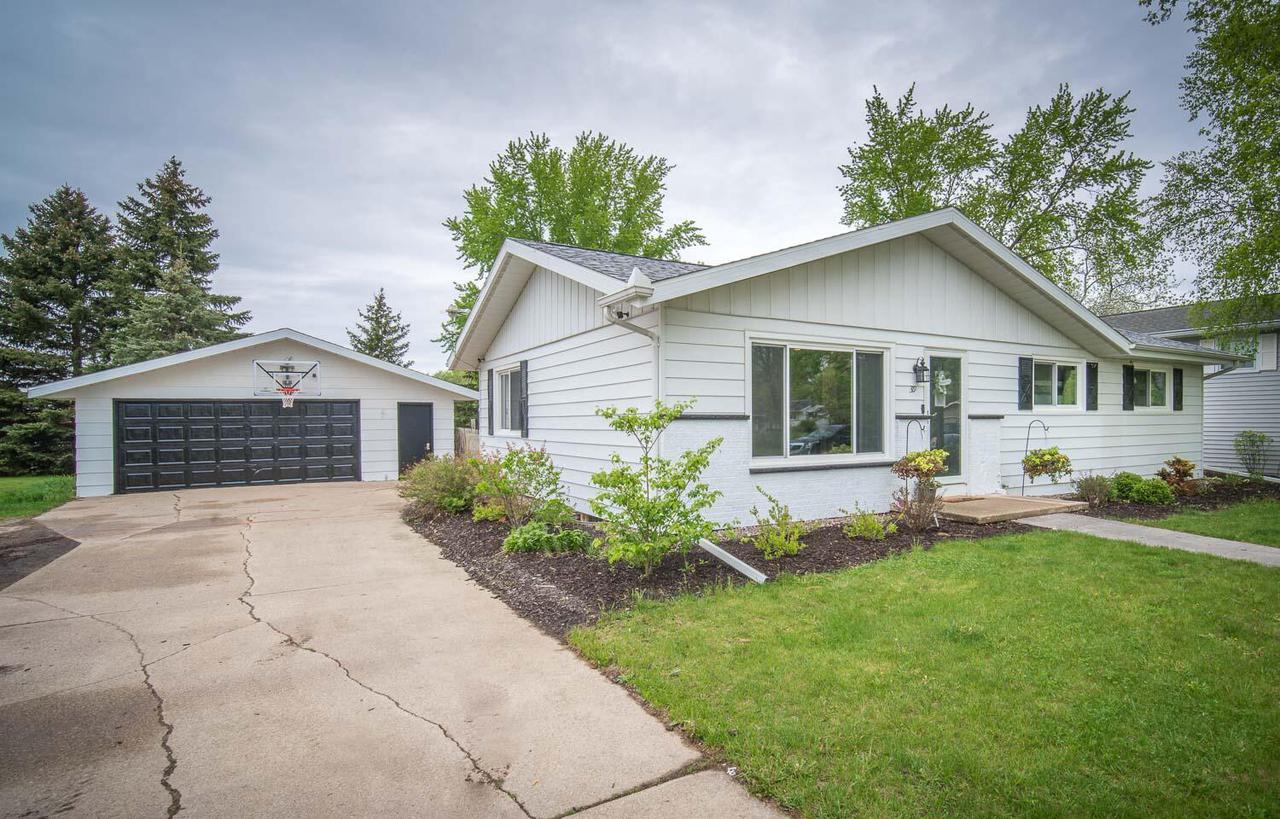 319 Hawthorne Dr, Fond Du Lac, WI 54935