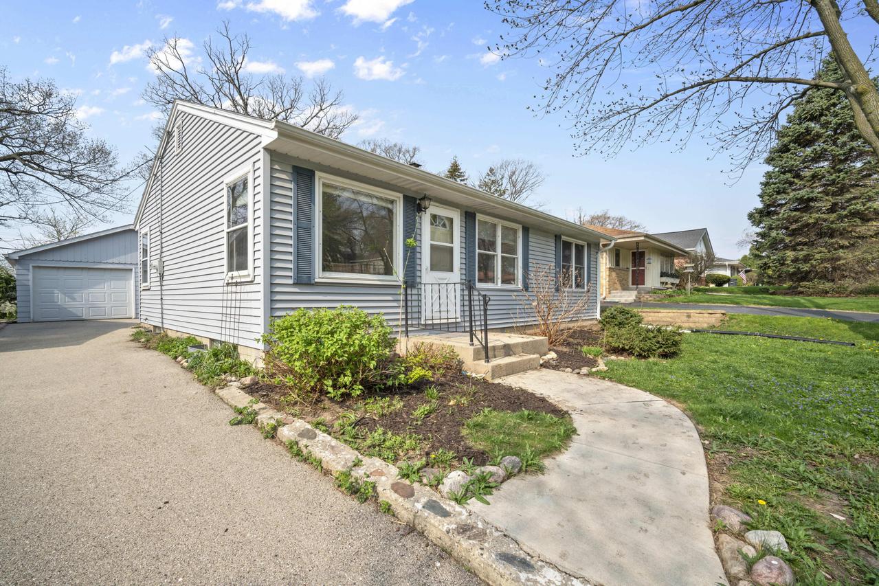 11811 W Oxford Pl., Wauwatosa, WI 53226