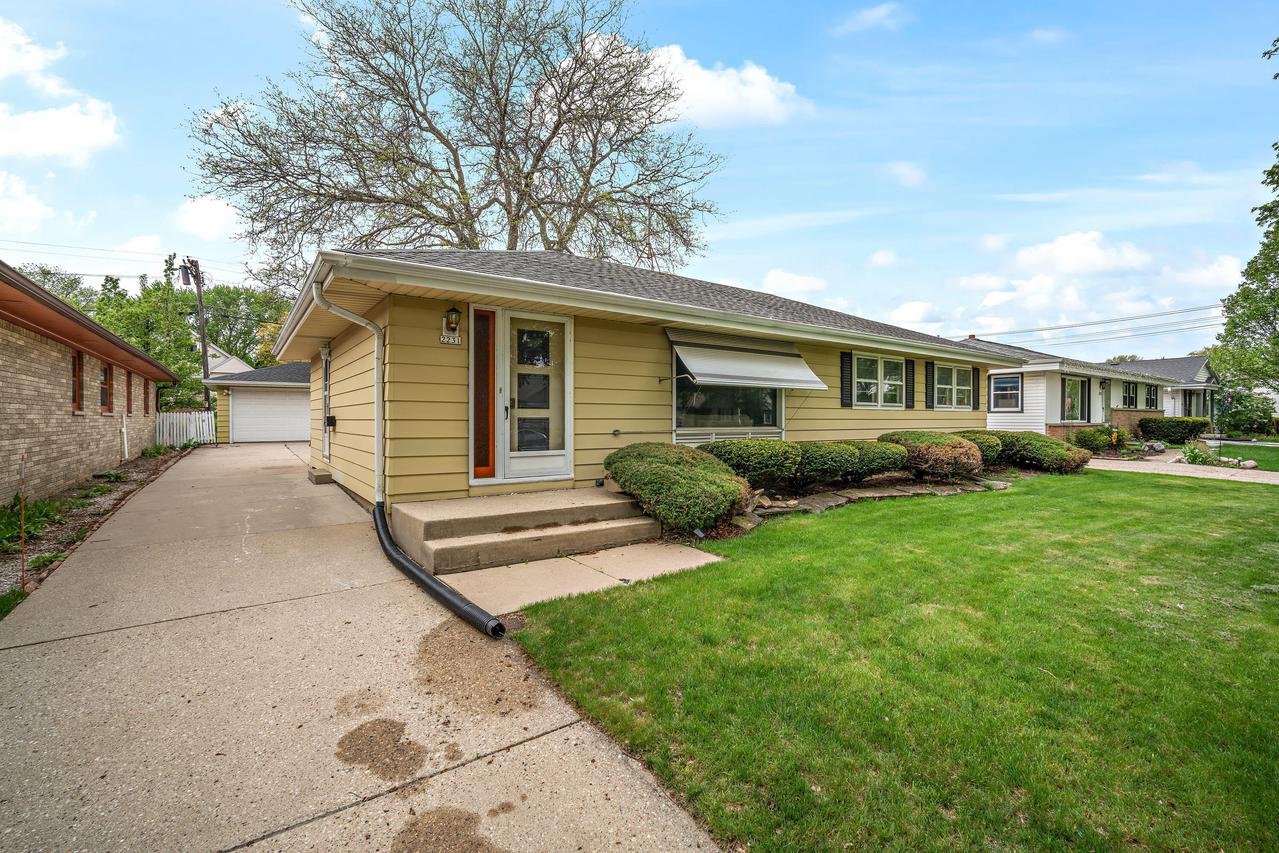 2231 N 117th St, Wauwatosa, WI 53226