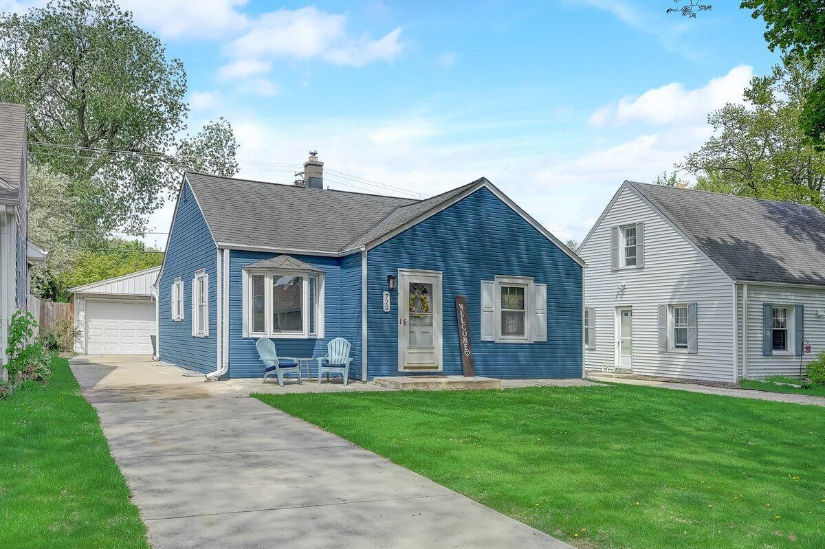 729 N 112th St, Wauwatosa, WI 53226
