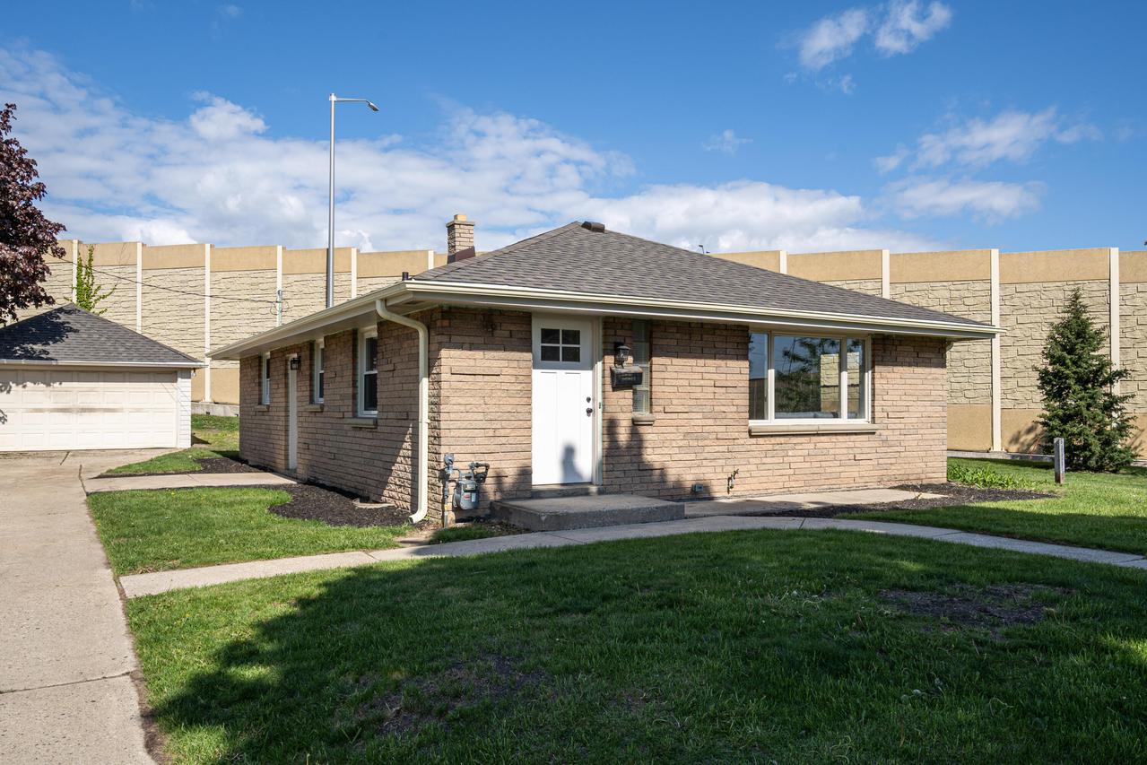 4401 S 15th St, Milwaukee, WI 53221