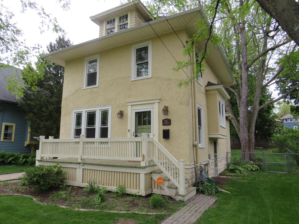741 E Broadway, Waukesha, WI 53186