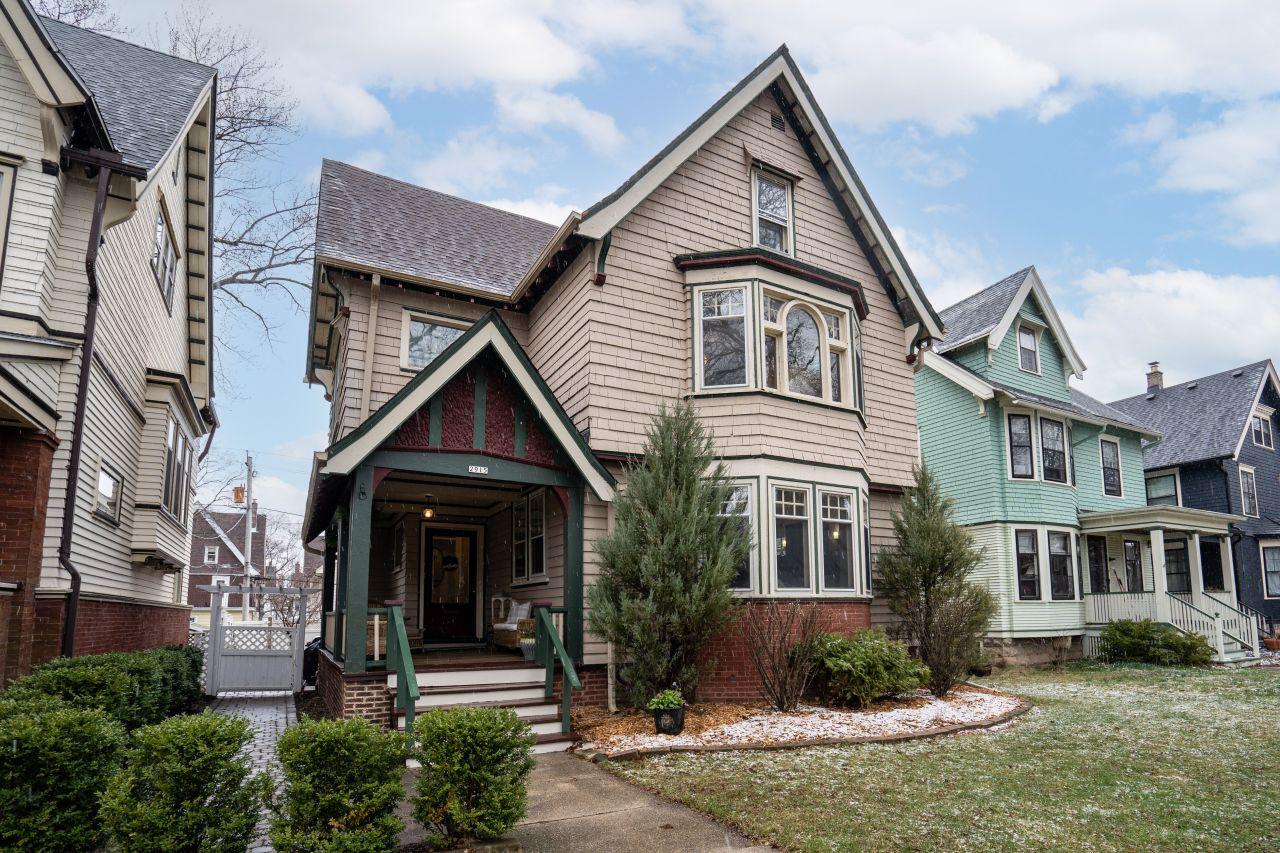 2915 N Prospect Ave., Milwaukee, WI 53211