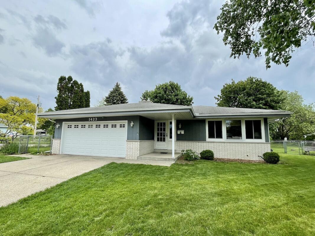 1423 Empire Ct., Waukesha, WI 53186