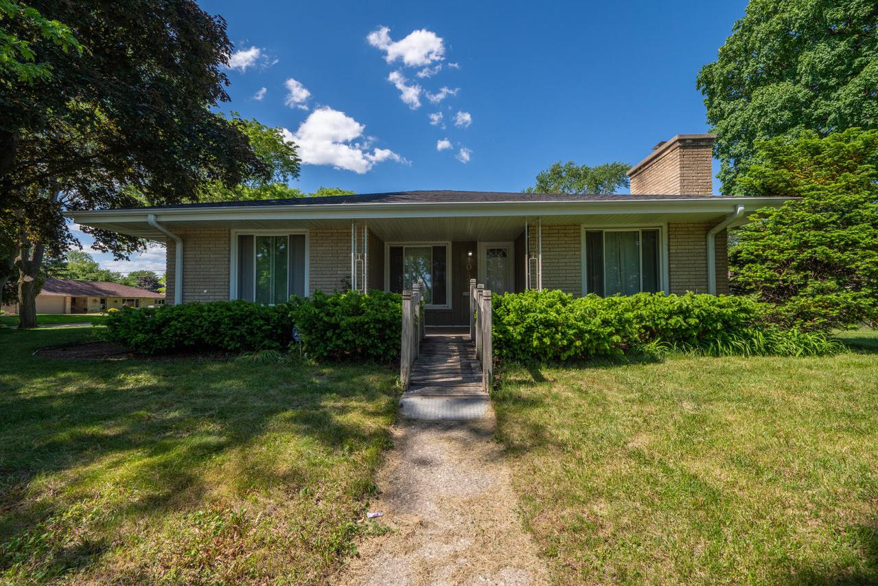 10428 W Burleigh St, Wauwatosa, WI 53222