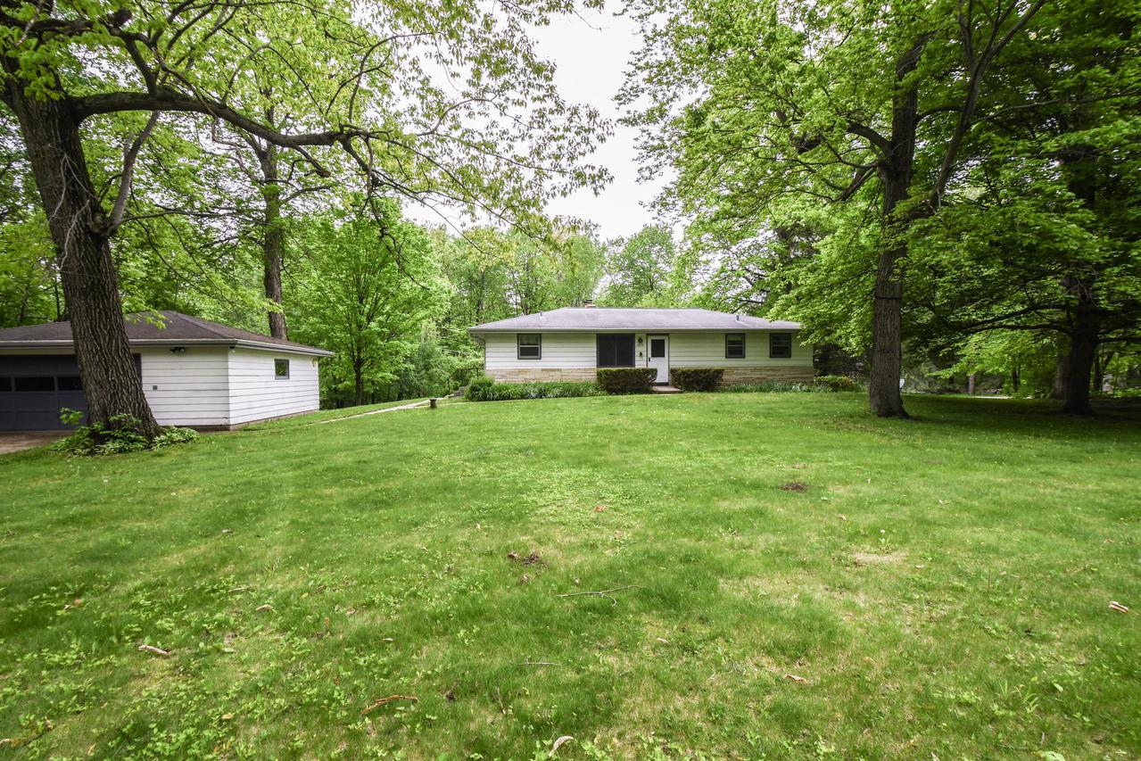 2875 S Amor Dr., New Berlin, WI 53146