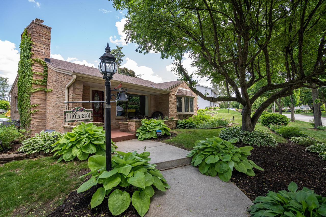 10428 W Vienna Ave., Wauwatosa, WI 53222