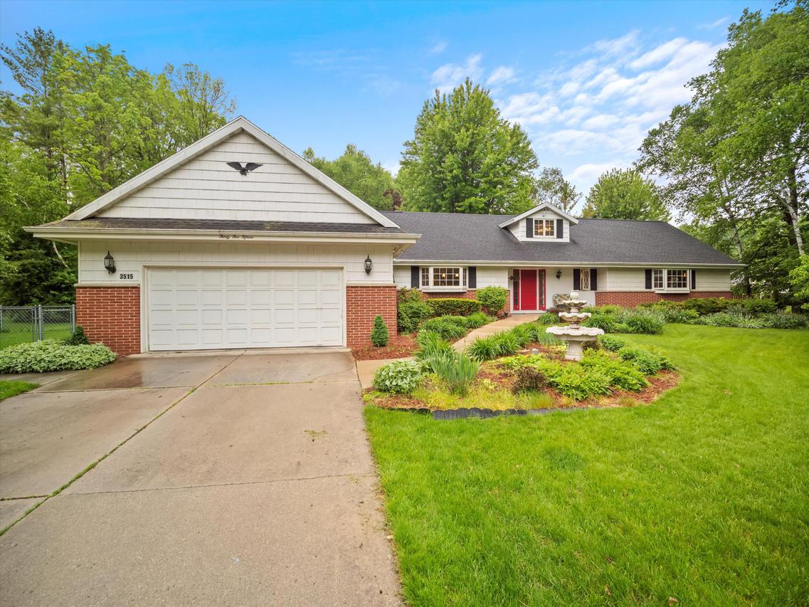 3515 Wildwood Dr, Manitowoc, WI 54220