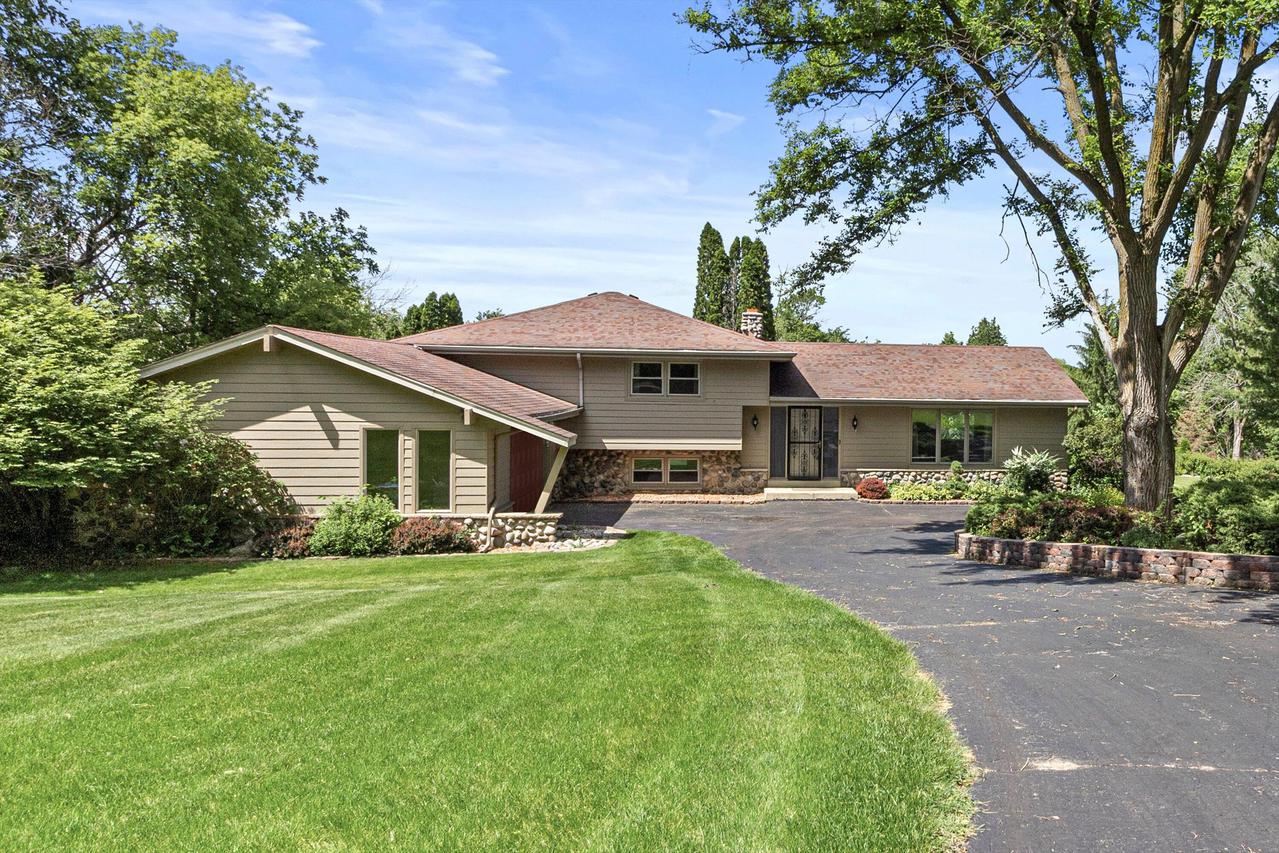 S58W22640 Glengarry Rd, Waukesha, WI 53189
