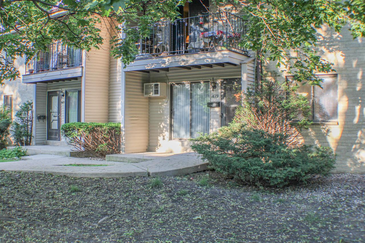 1679 S Coachlight Dr, New Berlin, WI 53151