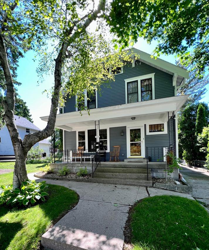 1326 S 8th St, Manitowoc, WI 54220
