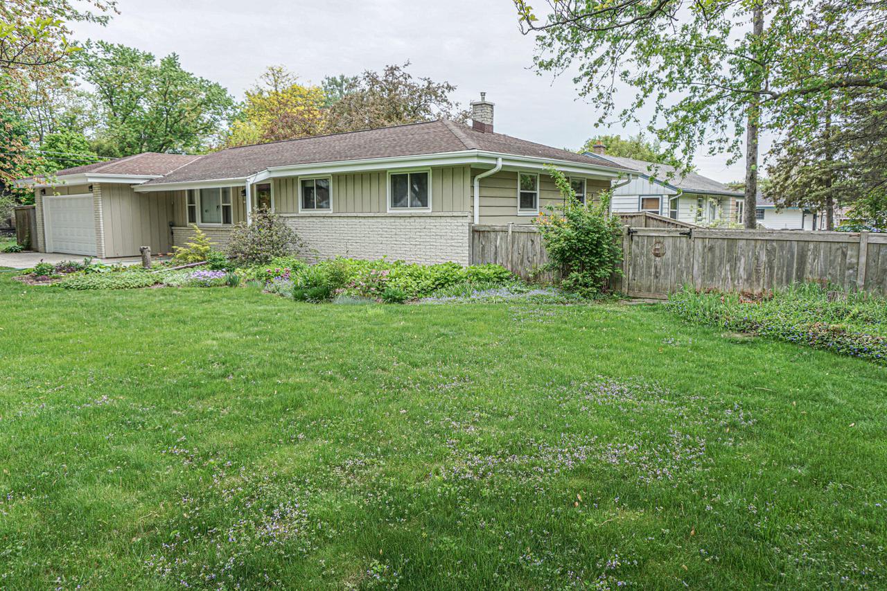 1502 S 166th St, New Berlin, WI 53151