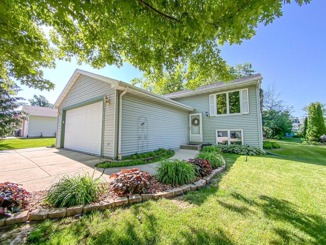 1717 Patricia Ln., Waukesha, WI 53188