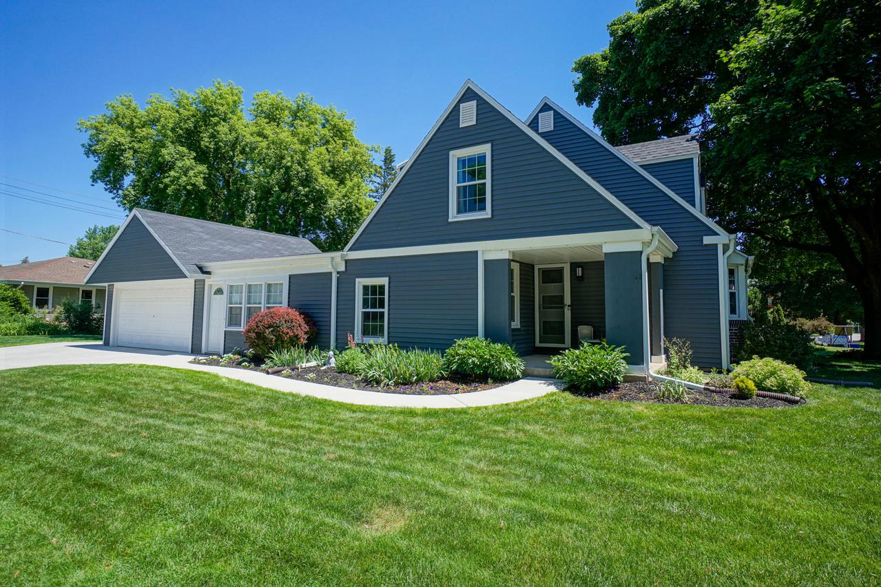 10844 W Fiebrantz Ave, Wauwatosa, WI 53222