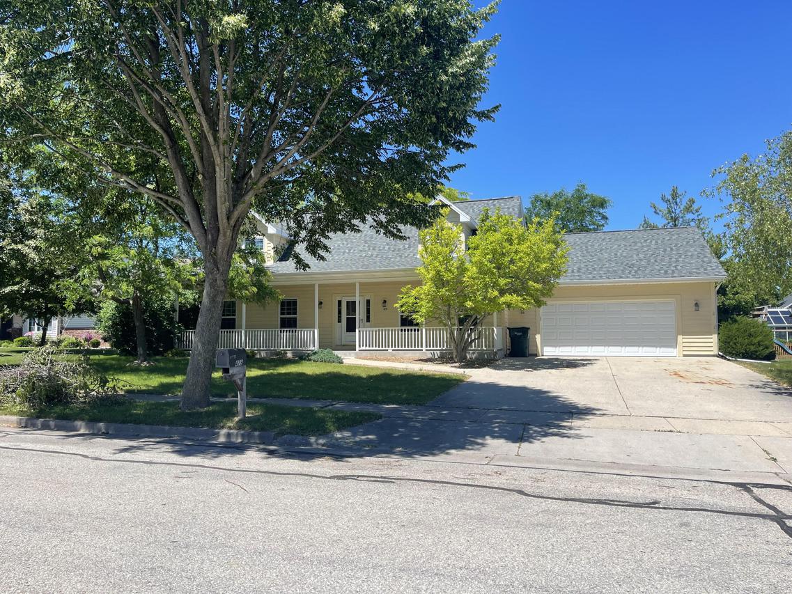 478 Deerwood Ct., Grafton, WI 53024