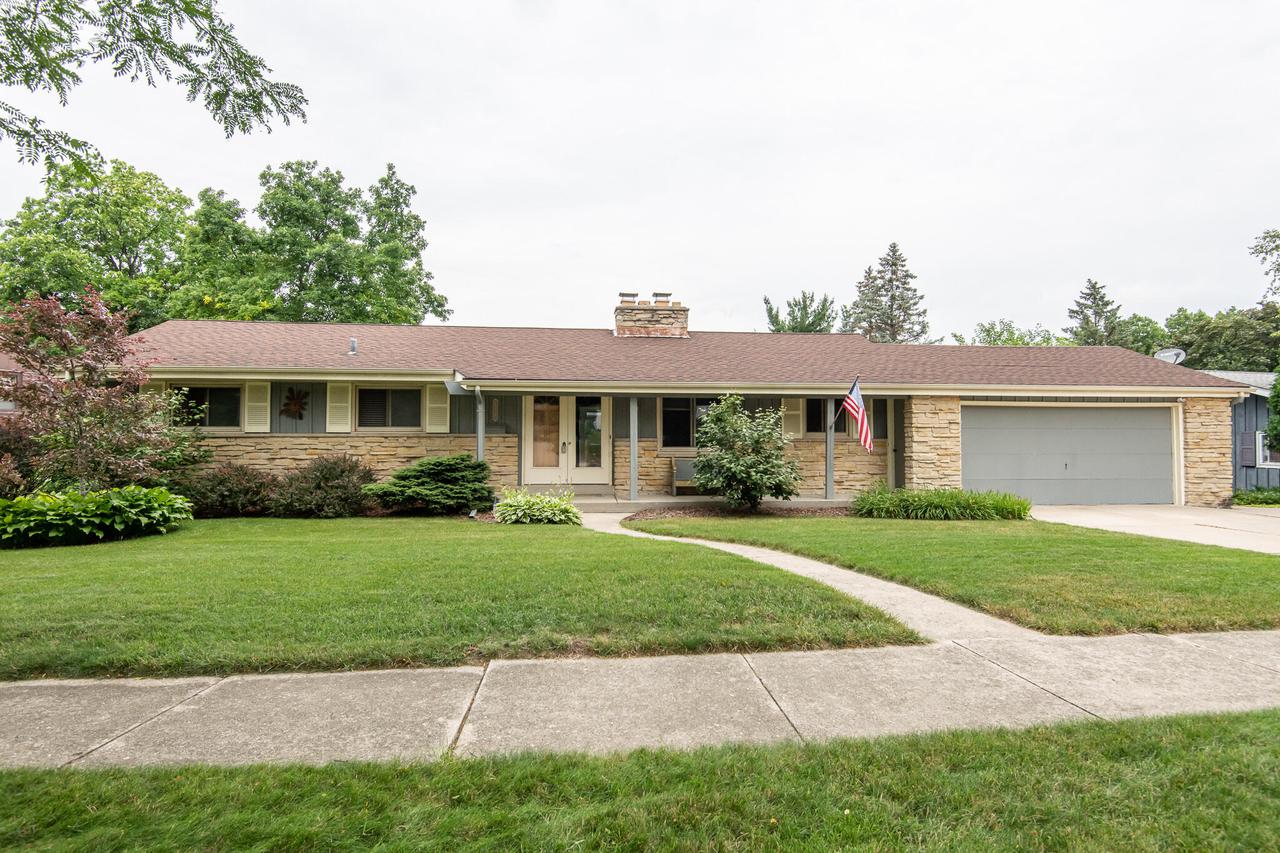 426 Westminster Dr, Waukesha, WI 53186