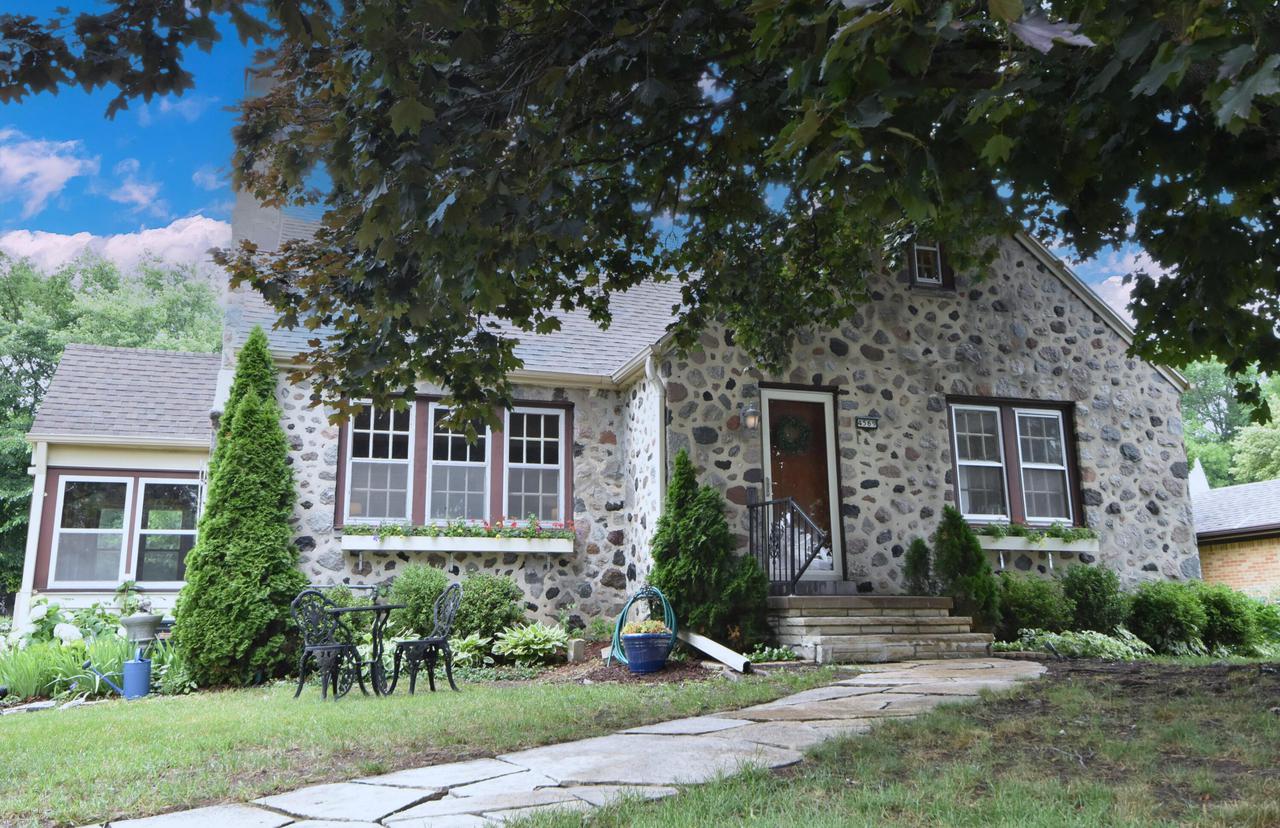 4569 N 103rd St, Wauwatosa, WI 53225