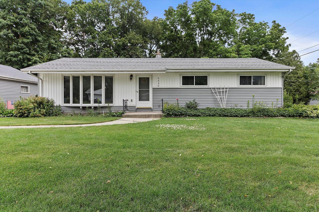 5430 S Majors Dr, New Berlin, WI 53146