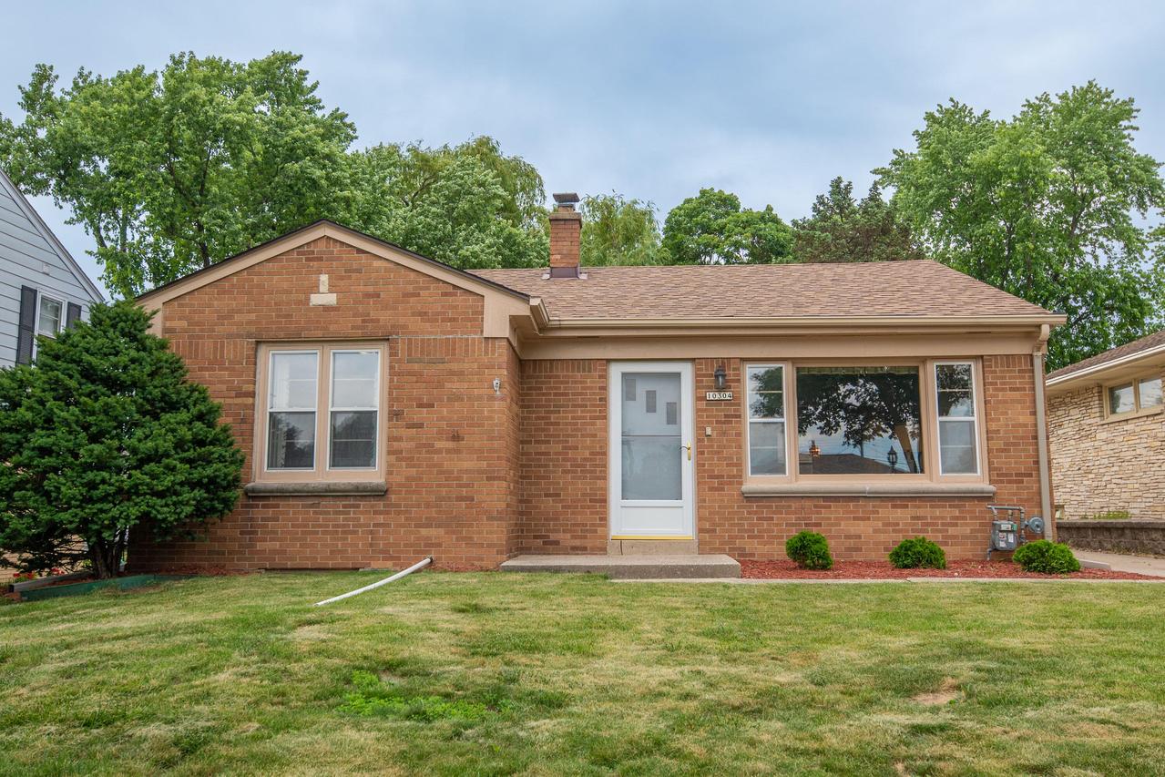 10304 W Melvina St, Wauwatosa, WI 53222