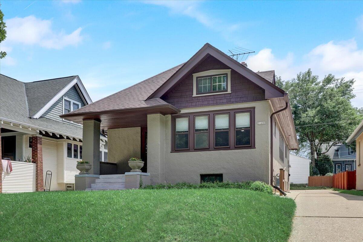 2168 N 62nd St, Wauwatosa, WI 53213