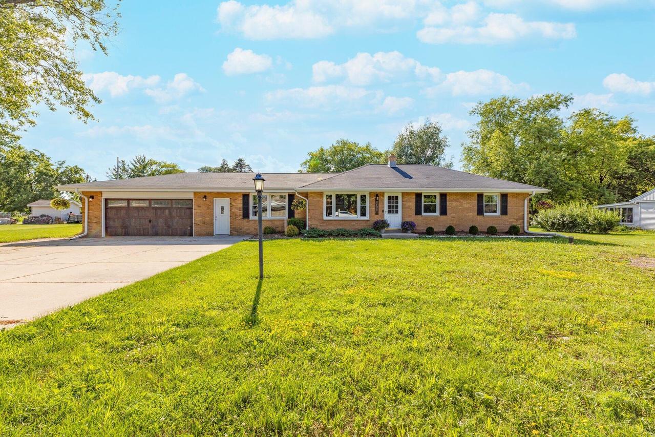 2521 S Ronke Ln, New Berlin, WI 53151