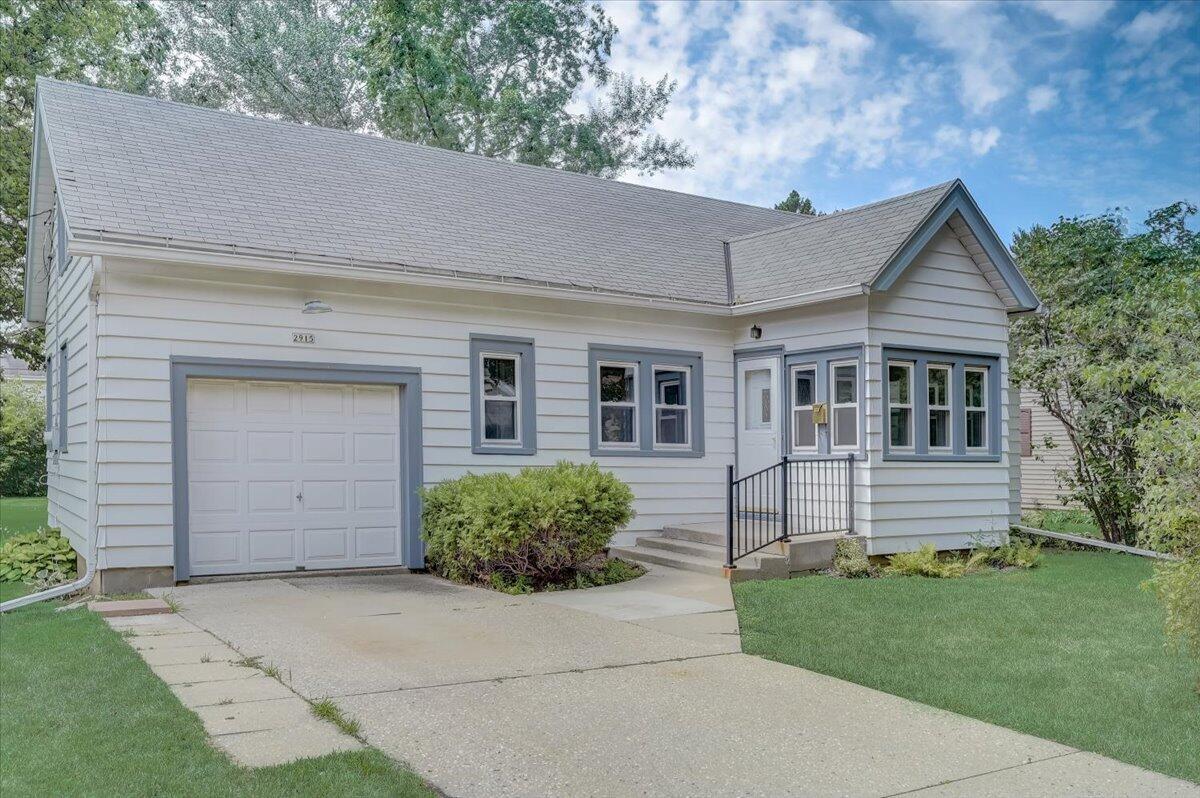 2915 W Oriole Dr, Milwaukee, WI 53209