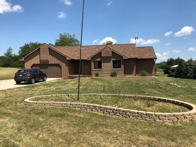 W2620 Thunderbird Ln., Elkhorn, WI 53121