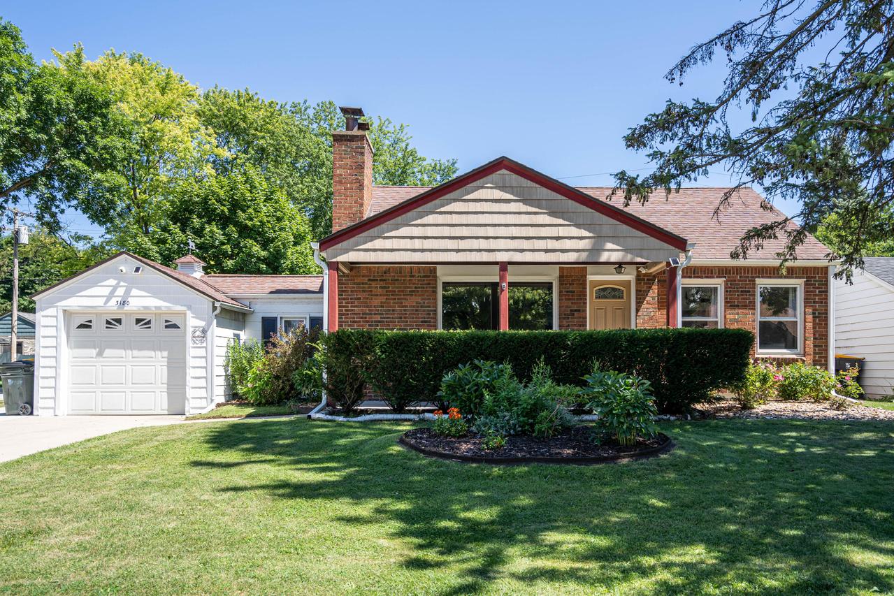 3180 N 106th St, Wauwatosa, WI 53222
