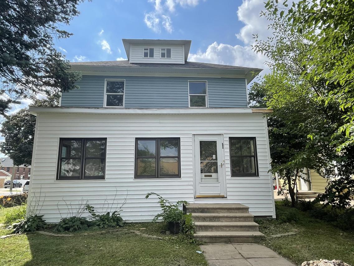 1126 S 7th St, La Crosse, WI 54601