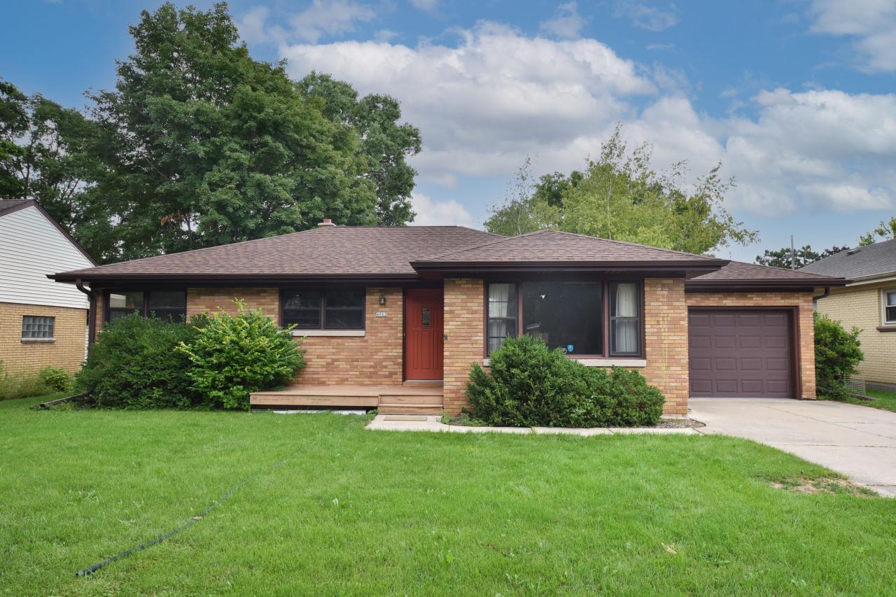 4062 N 98th St, Wauwatosa, WI 53222
