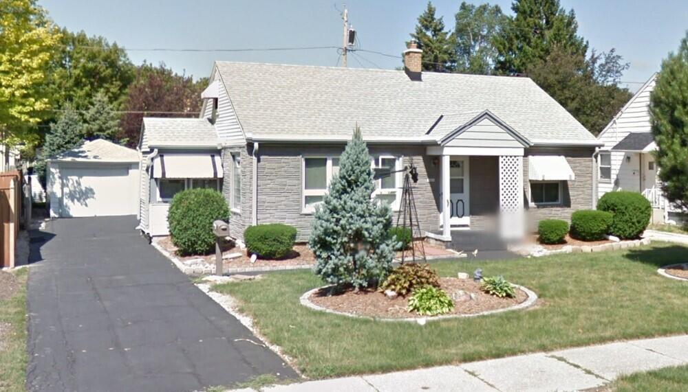 2451 S 82nd St, West Allis, WI 53219