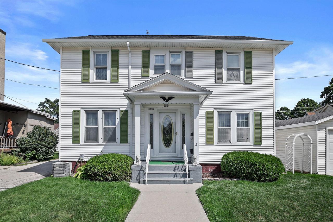 1319 S 14th St, Sheboygan, WI 53081