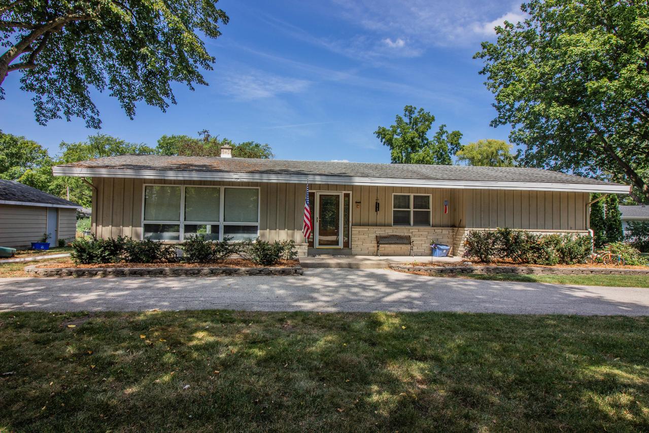 14220 W Maylore Dr, New Berlin, WI 53151