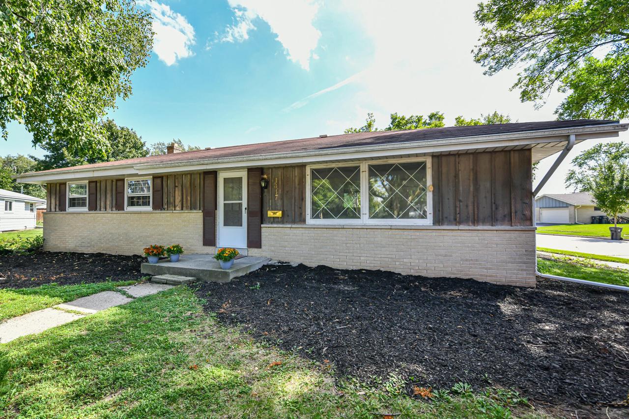 1417 Empire Ct., Waukesha, WI 53186