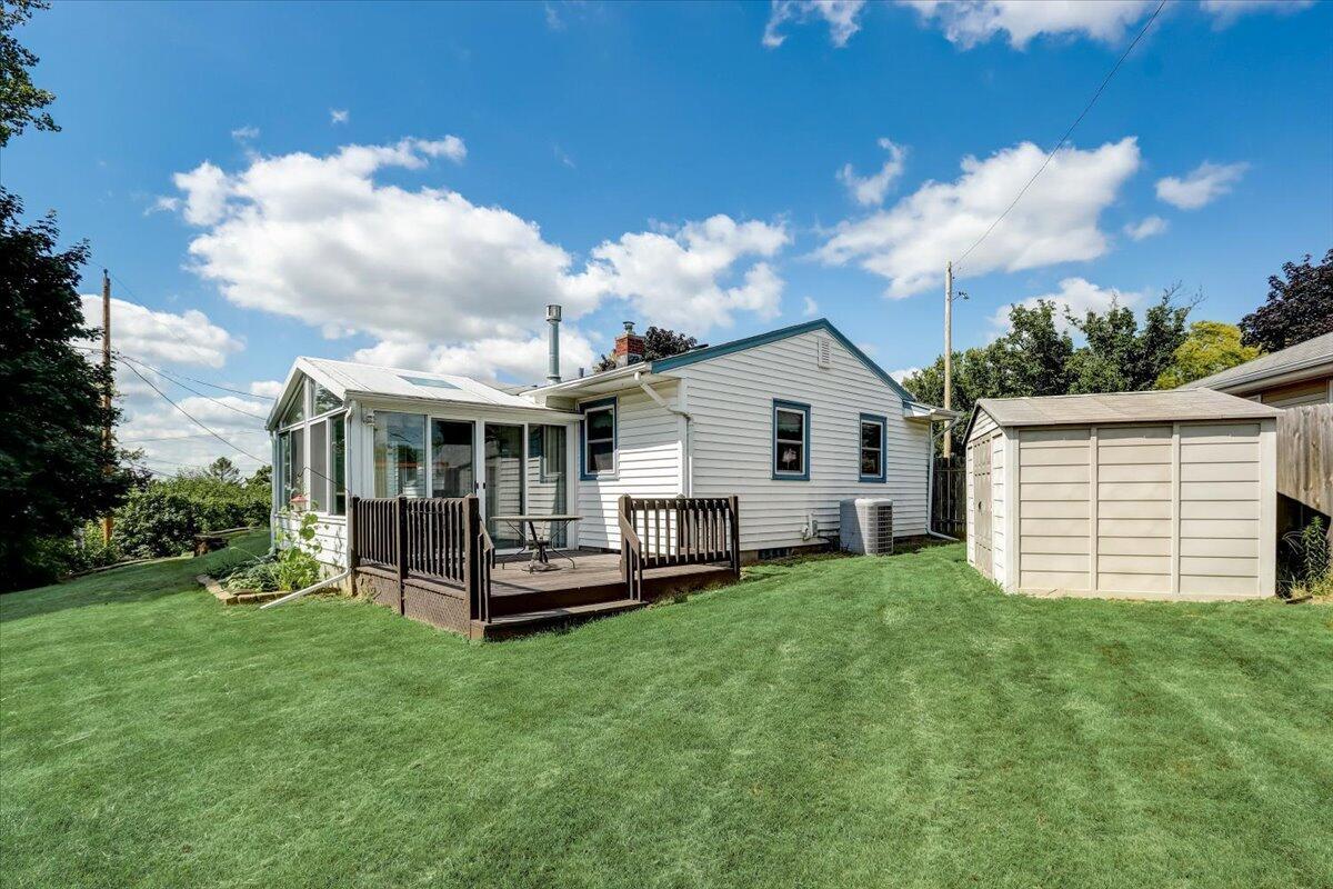 1349 Santa Monica Cir., Waukesha, WI 53186