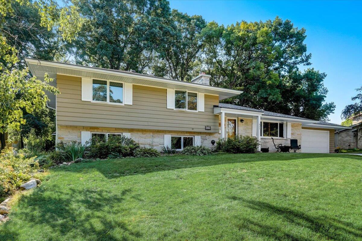 827 Tenny Ave, Waukesha, WI 53186