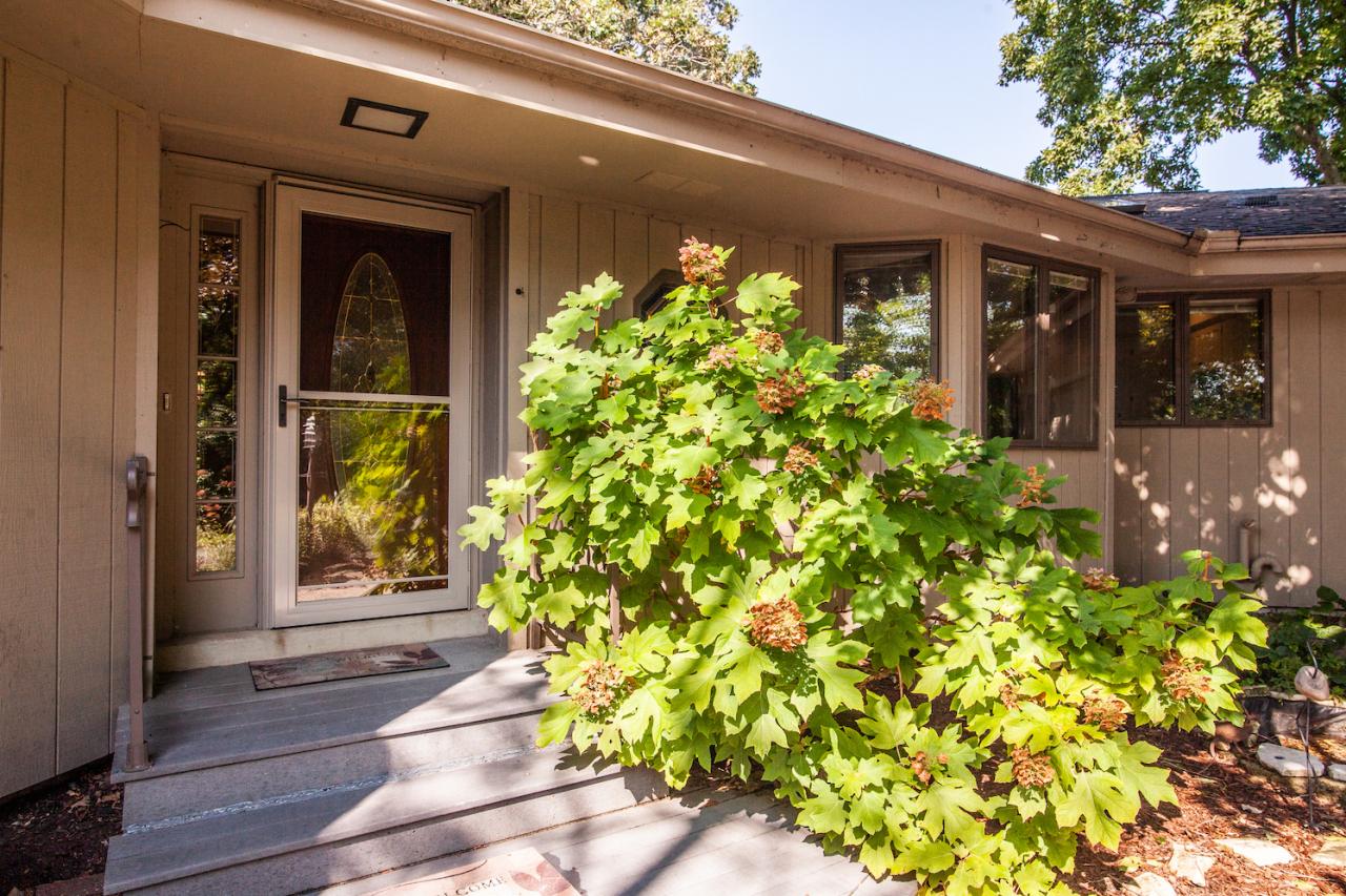 2305 Woodfield Cir., Waukesha, WI 53188