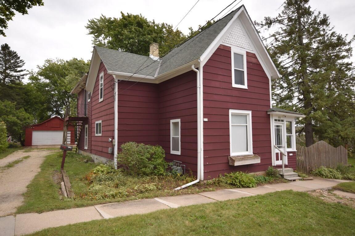 208 Sixth St, Hartford, WI 53027