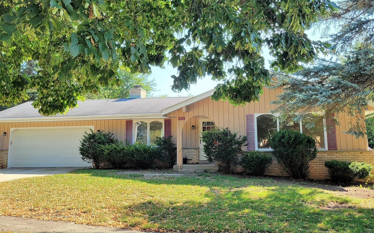 1803 Woodridge Rd, West Bend, WI 53095