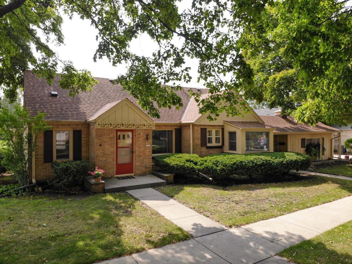 8909 Stickney Ave., Wauwatosa, WI 53226